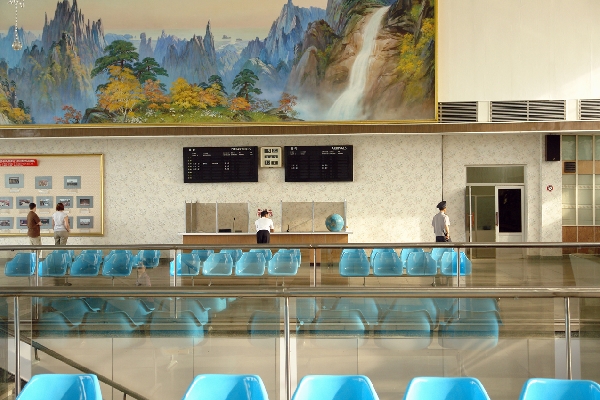 National and International Departure Hall, Pyongyang Airport 2007 C-print Cm 94x67 Edition 6